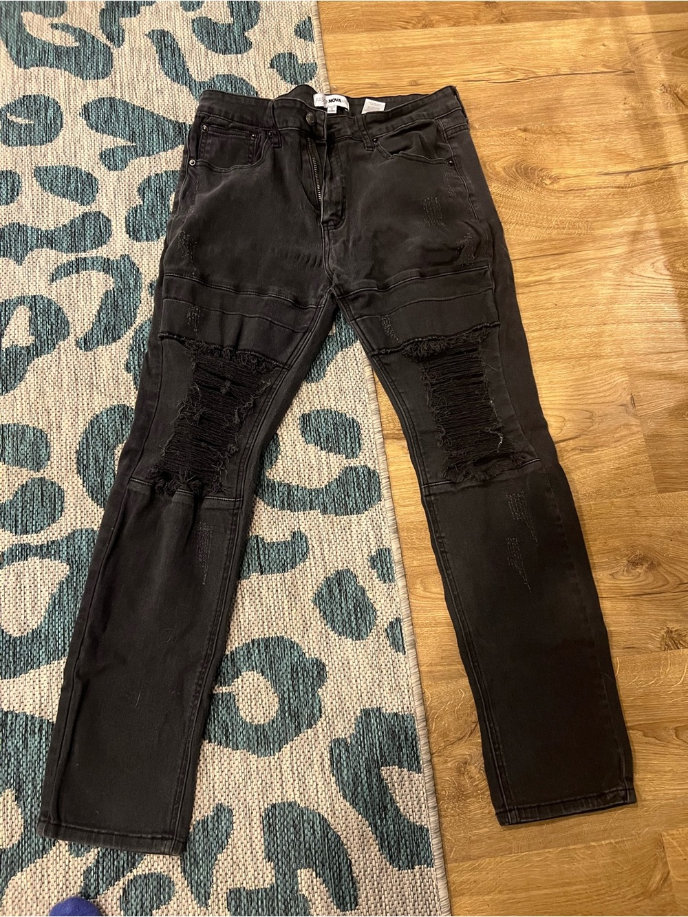 Fashion Nova Men’s Black Distressed Jeans l 34